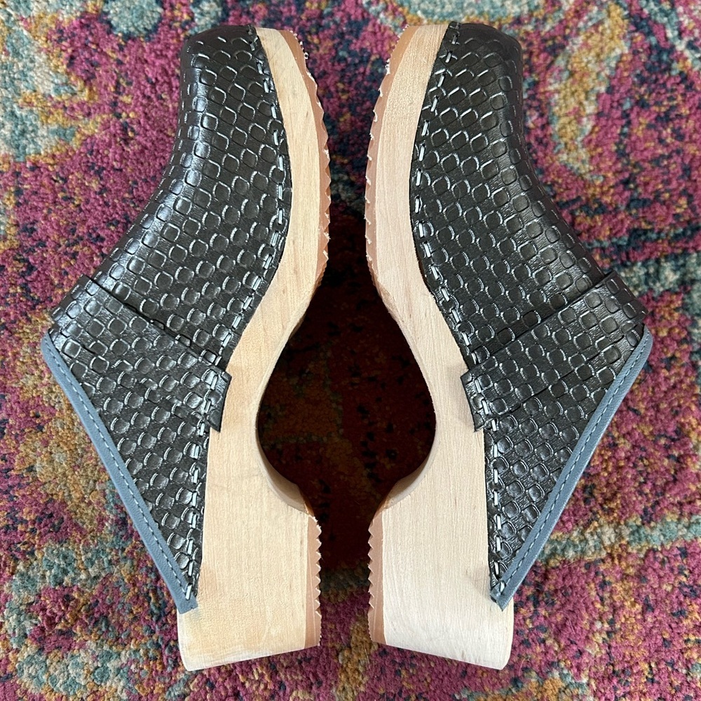 Cape Clogs | Women’s Dark Silver Metallic Textured Sip On Wooden Heel Clogs Sz 7 - Picture 6 of 13